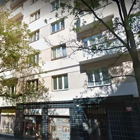 Two-bedroom Flora Metro A Praag